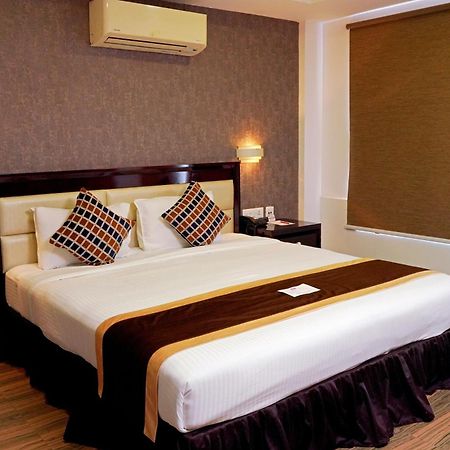 KGA Elite Continental Hotel Tiruvalla Esterno foto