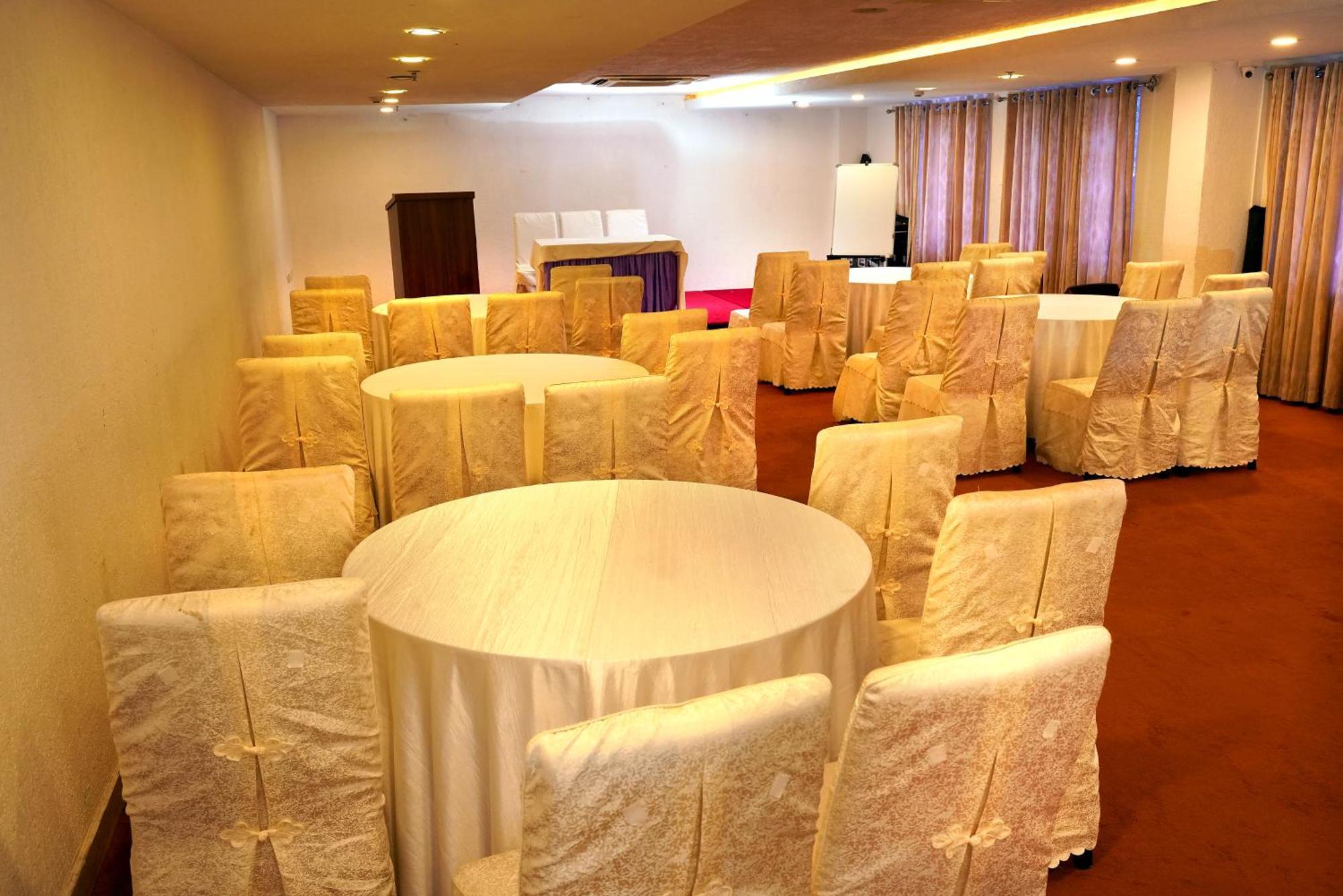 KGA Elite Continental Hotel Tiruvalla Esterno foto