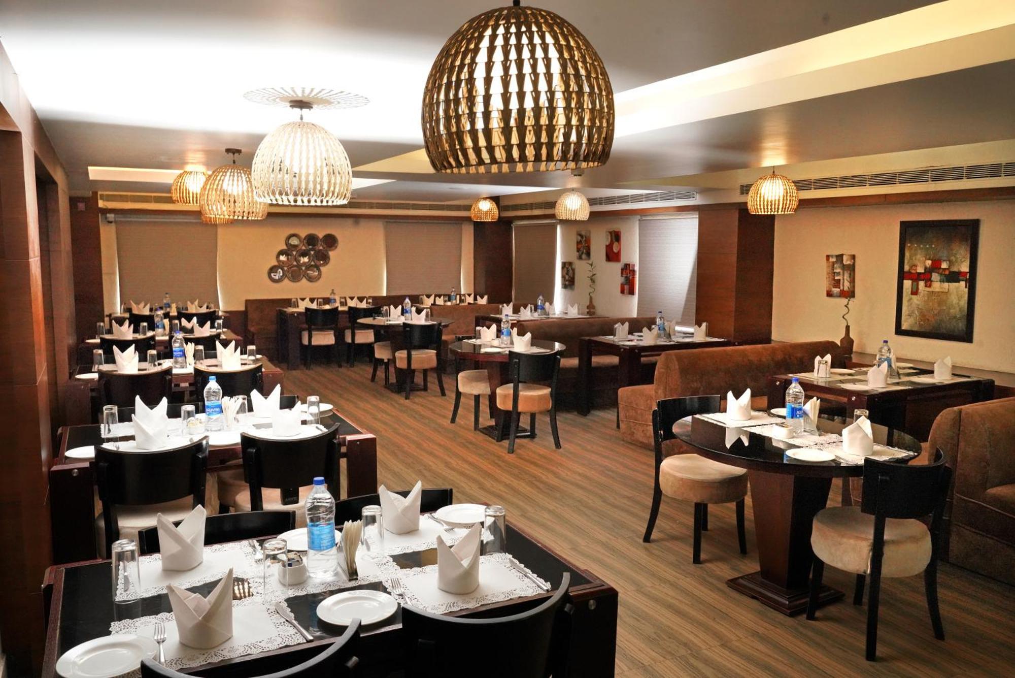 KGA Elite Continental Hotel Tiruvalla Esterno foto