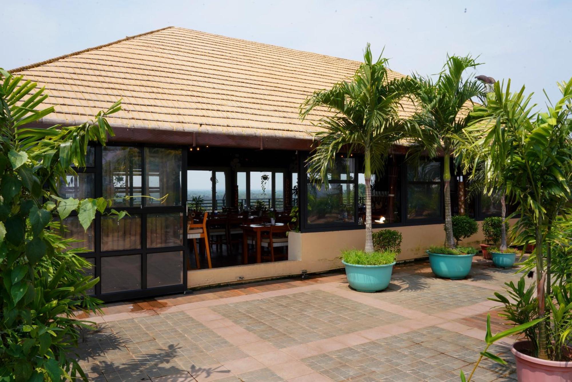 KGA Elite Continental Hotel Tiruvalla Esterno foto