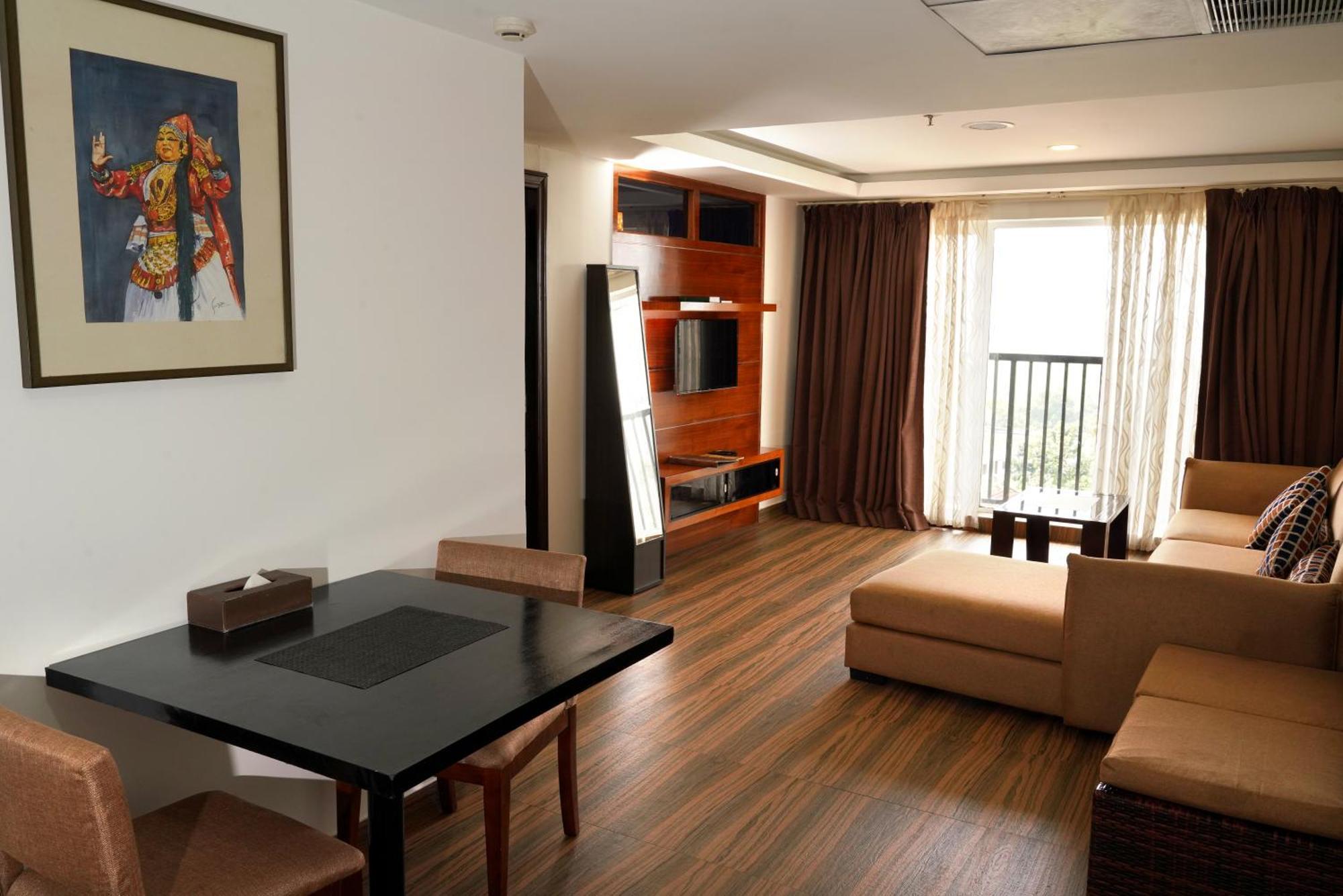 KGA Elite Continental Hotel Tiruvalla Esterno foto