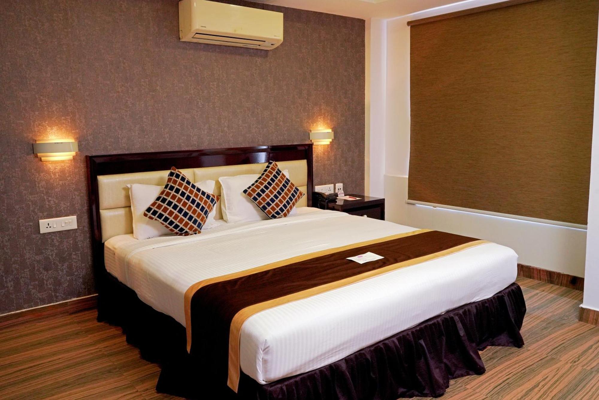 KGA Elite Continental Hotel Tiruvalla Esterno foto