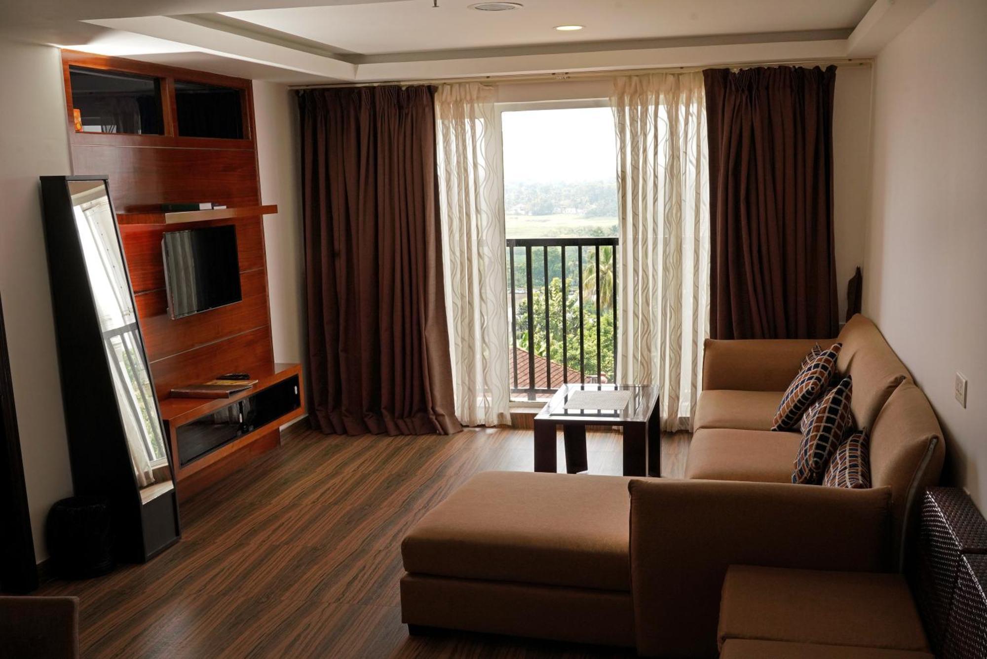 KGA Elite Continental Hotel Tiruvalla Esterno foto