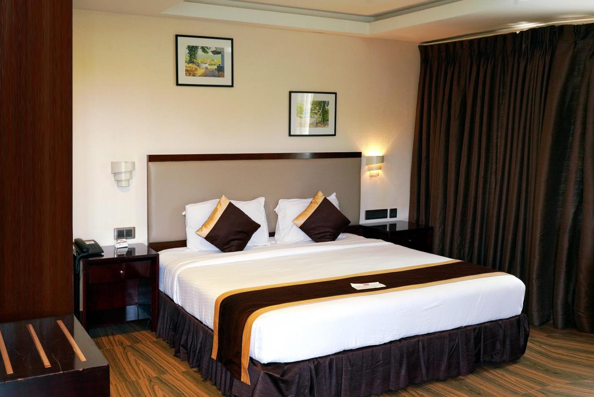 KGA Elite Continental Hotel Tiruvalla Esterno foto
