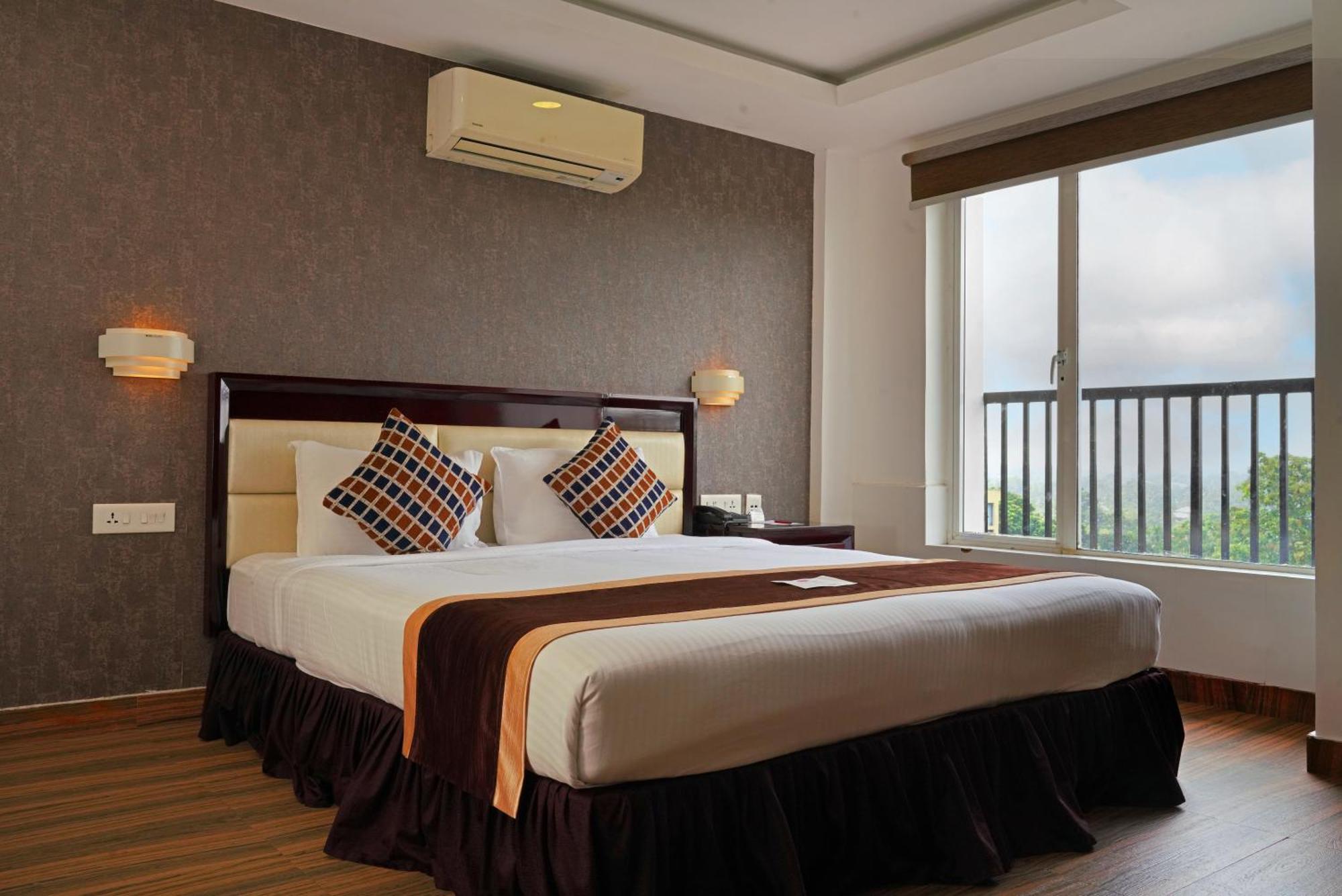 KGA Elite Continental Hotel Tiruvalla Esterno foto