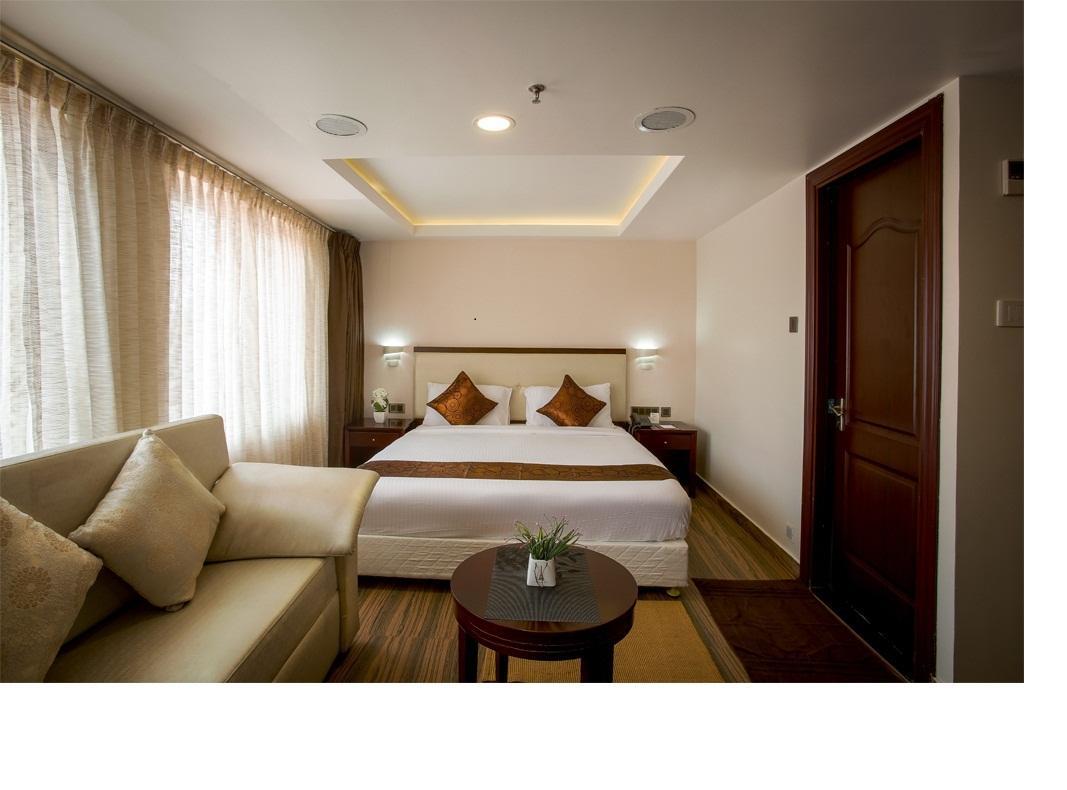 KGA Elite Continental Hotel Tiruvalla Esterno foto