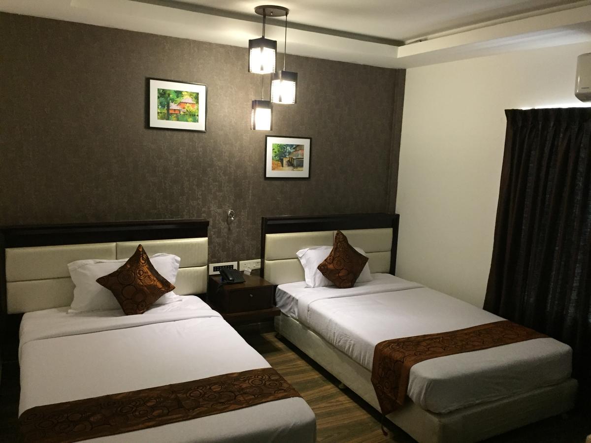 KGA Elite Continental Hotel Tiruvalla Esterno foto