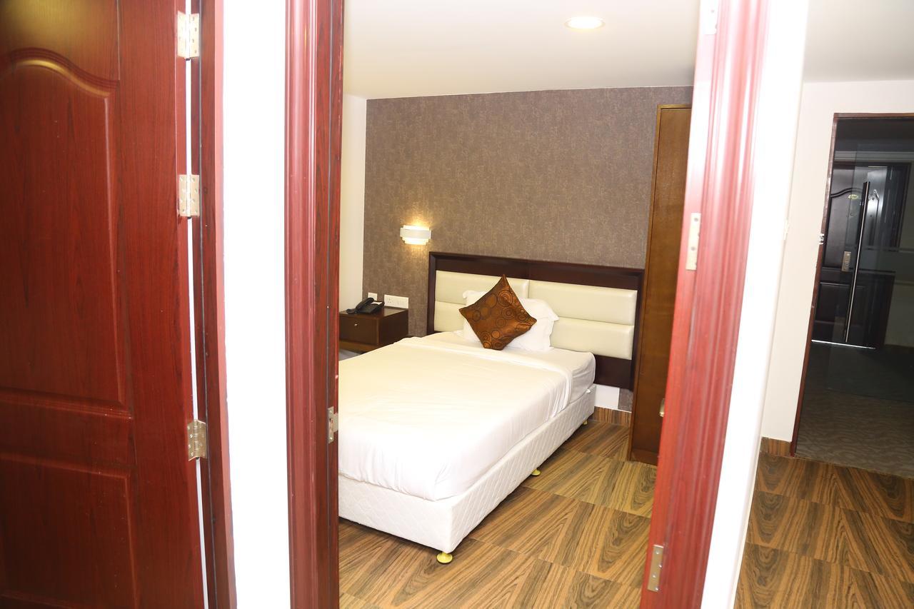KGA Elite Continental Hotel Tiruvalla Esterno foto