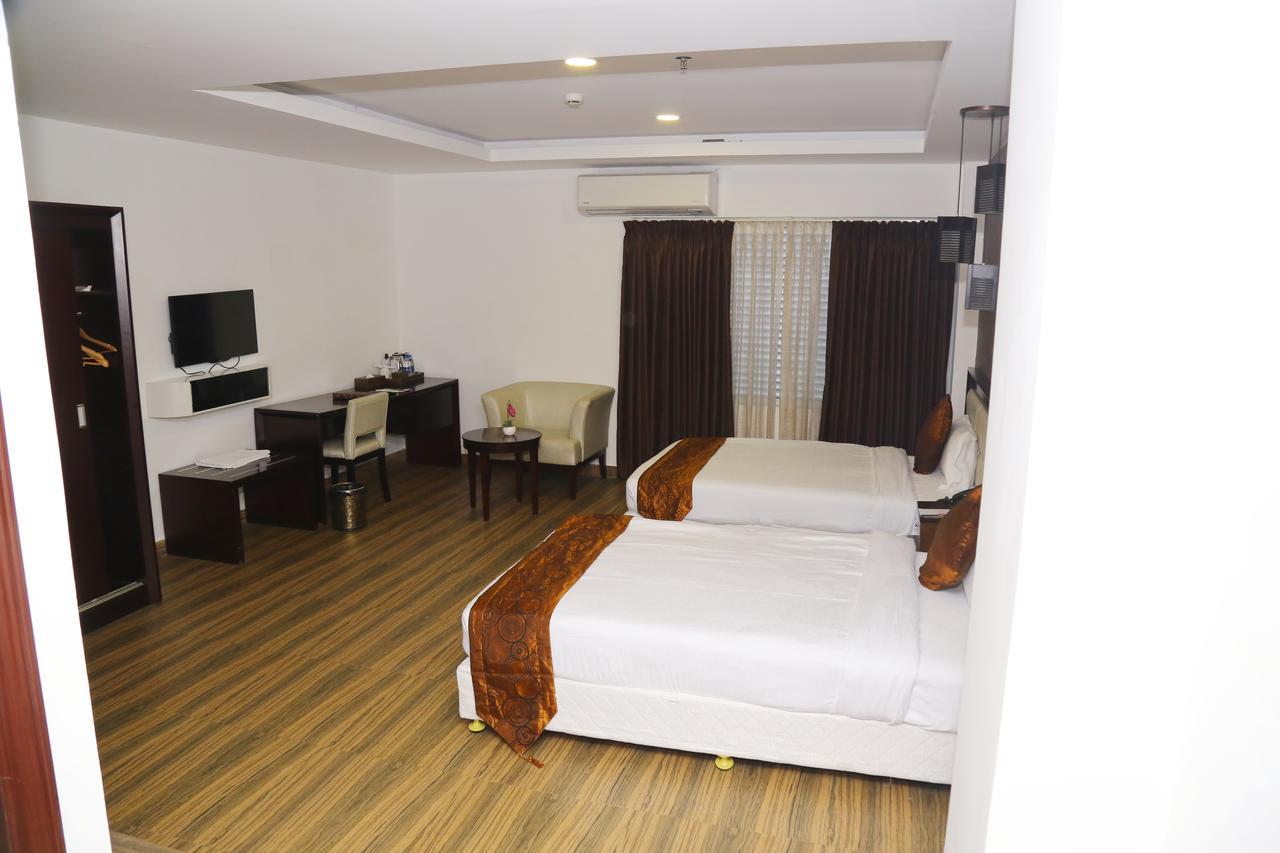 KGA Elite Continental Hotel Tiruvalla Esterno foto