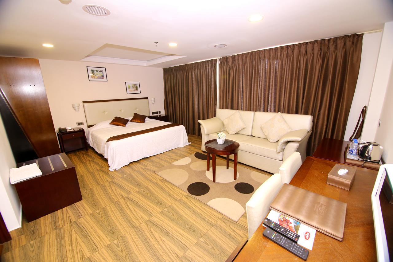 KGA Elite Continental Hotel Tiruvalla Esterno foto