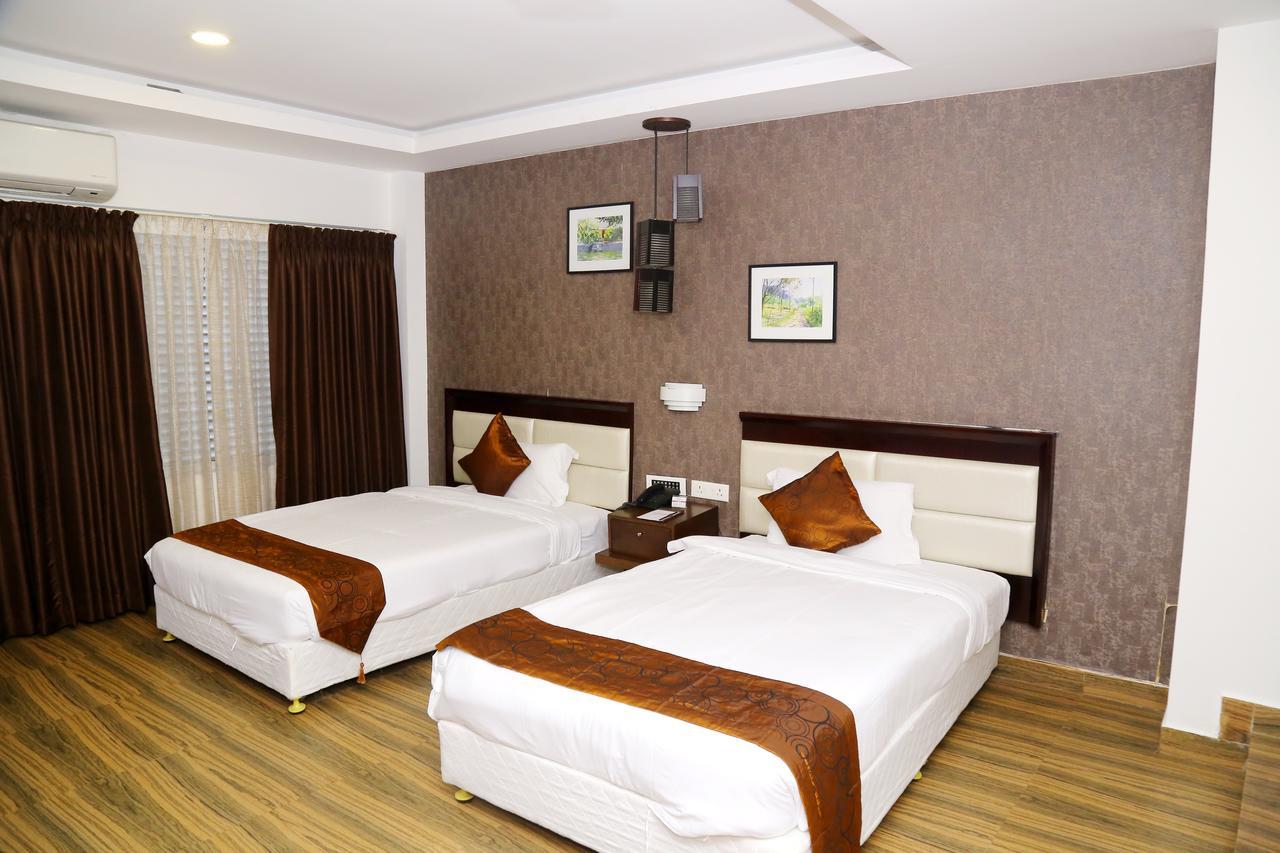 KGA Elite Continental Hotel Tiruvalla Esterno foto