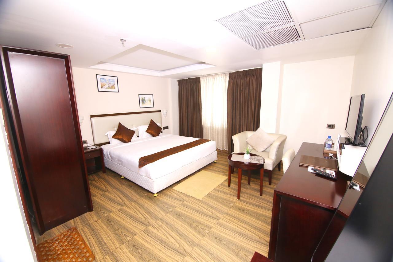 KGA Elite Continental Hotel Tiruvalla Esterno foto