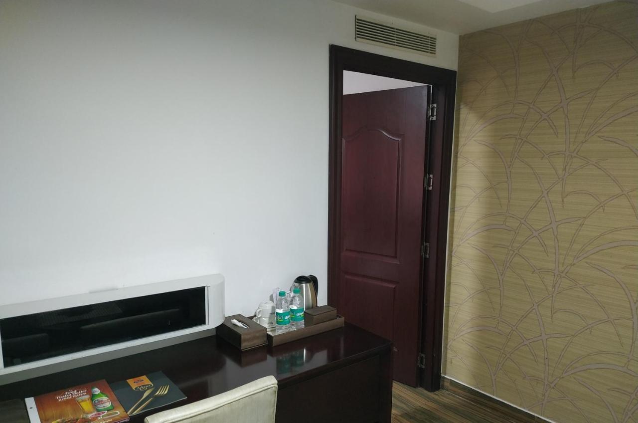 KGA Elite Continental Hotel Tiruvalla Esterno foto
