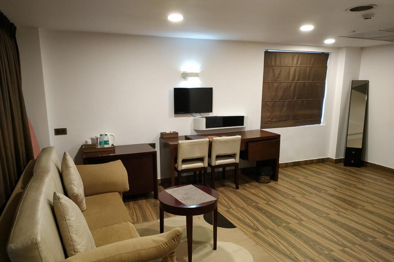 KGA Elite Continental Hotel Tiruvalla Esterno foto