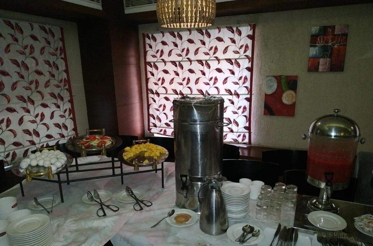 KGA Elite Continental Hotel Tiruvalla Esterno foto