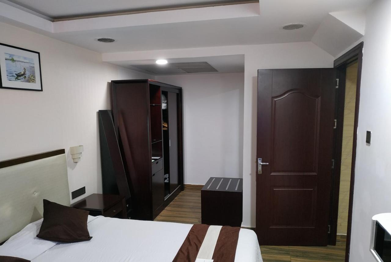 KGA Elite Continental Hotel Tiruvalla Esterno foto