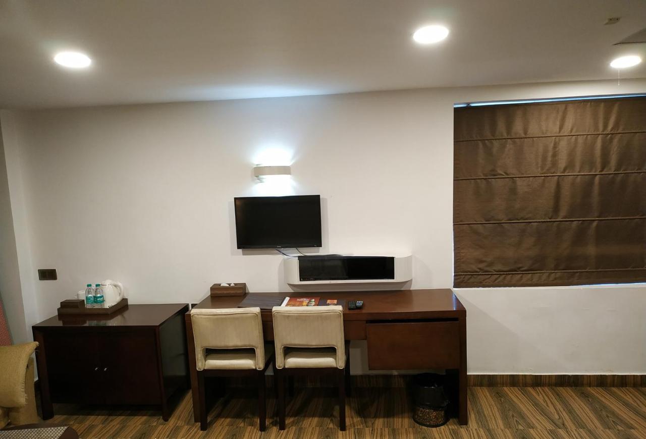 KGA Elite Continental Hotel Tiruvalla Esterno foto